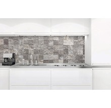 Světlá kuchyně s mozaikovou stěnou, dřezem, varnou deskou a kávovarem