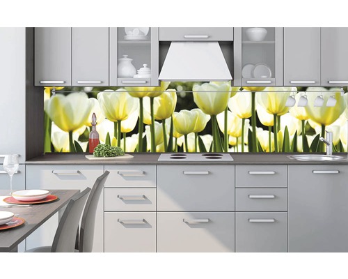 Kuchyňská scéna s šedými skříněmi a tulipánovým nástěnným panelem