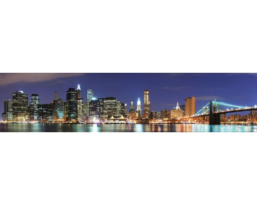 Panoramatický snímek newyorského panoramatu v noci s Brooklynským mostem