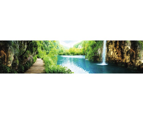 Panoramatický snímek krajiny s vodopádem, jezerem a dřevěnou lávkou