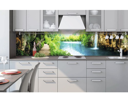 Kuchyňská zástěna s motivem vodopádu v moderní kuchyni.