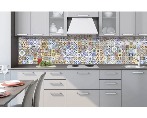 Kuchyně s obkládačkami ve stylu patchwork, odsavač par a jídelní stůl