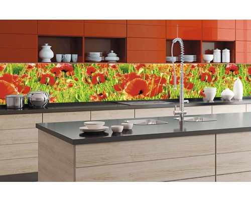 Kuchyňská zástěna s motivem vlčího máku v moderní kuchyni