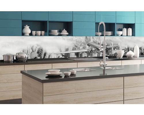 Kuchyně s umyvadlem, pracovní deskou a zástěnou s motivem letadla