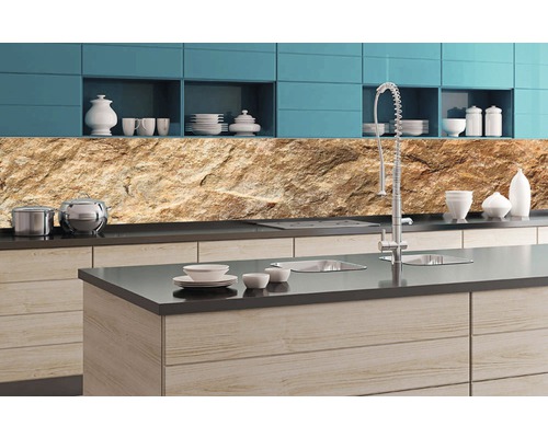 Kuchyňská scéna s kuchyňským ostrůvkem, dřezem, baterií, varnou deskou a kuchyňskou deskou s kamenným motivem