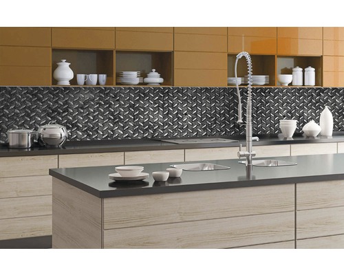 Kuchyně s ochranou proti stříkající vodě s designem slzičkového plechu