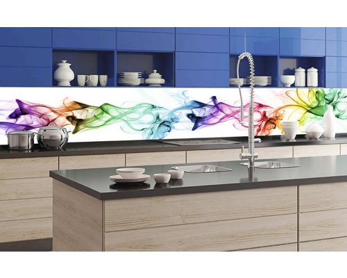 Kuchyňská scéna s ochranou proti stříkající vodě s motivem kouře