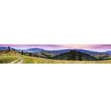 Panoramatický snímek hor s loukami a stromy