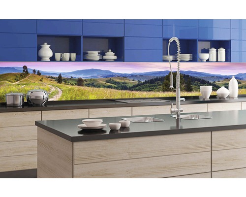 Moderní kuchyně s kuchyňskou zástěnou s motivem horské krajiny a dřevěnými skříňkami