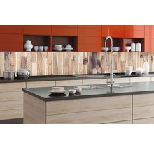 Moderní kuchyně s dřevěným dekorem, kuchyňským ostrůvkem a nerezovým dřezem