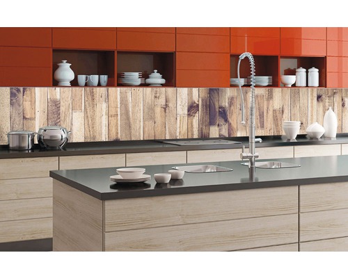 Moderní kuchyně s dřevěným dekorem, kuchyňským ostrůvkem a nerezovým dřezem