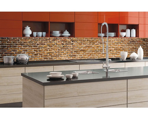 Moderní kuchyně s nástěnným panelem s cihlovým vzorem, dřezem a kuchyňským náčiním.