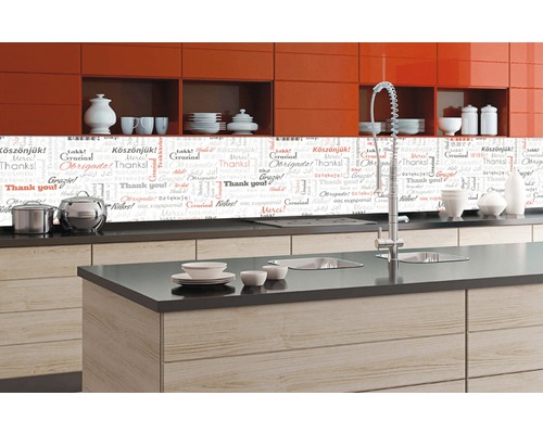 Kuchyňská zástěna s mezinárodním motivem poděkování v moderní kuchyni
