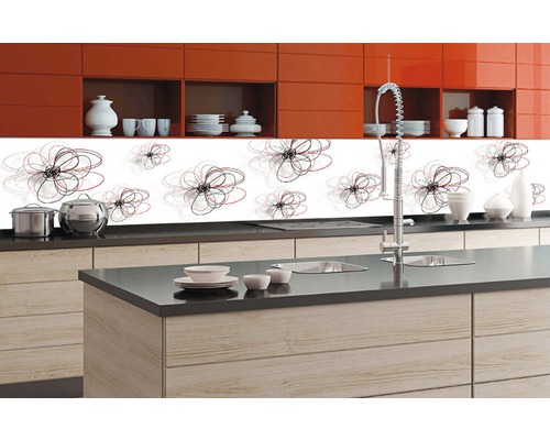 Kuchyně s dřezem, baterií a kuchyňskou zástěnou s květinovým designem