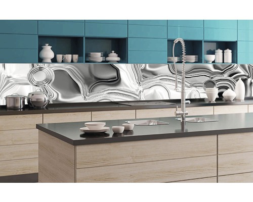 Moderní kuchyně s kuchyňským ostrovem, dřezem, baterií a zadní stěnou