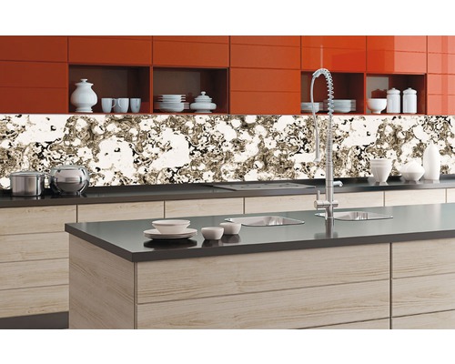 Moderní kuchyně s kuchyňskou deskou, kuchyňským ostrůvkem, dřezem a vodovodní baterií