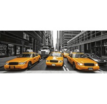 Scéna v New Yorku se žlutými taxíky na rušné ulici