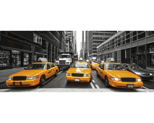 Scéna v New Yorku se žlutými taxíky na rušné ulici