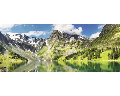 Horská krajina s jezerem a zasněženými vrcholy