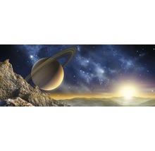 Ilustrace planety Saturn nad skalnatou krajinou