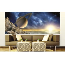 Nástěnná malba s motivem Saturnu nad pohovkou