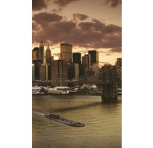 Pohled na panorama New Yorku s mostem a lodí
