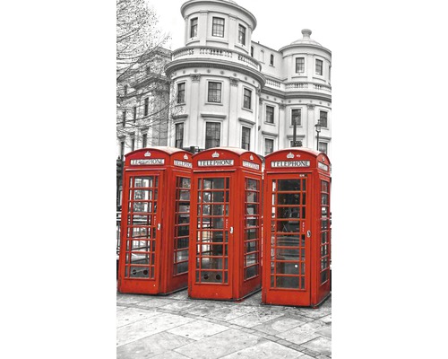 Tři červené telefonní budky před budovou