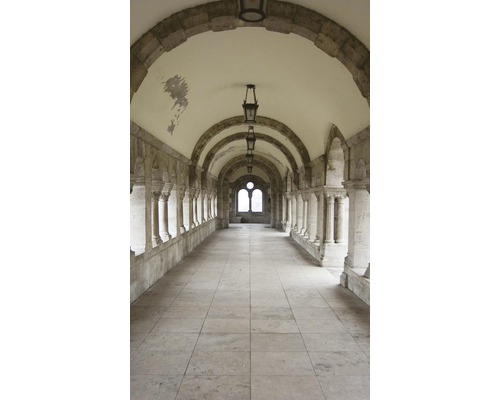 Dlouhá klenutá chodba s kamennými sloupy a oblouky