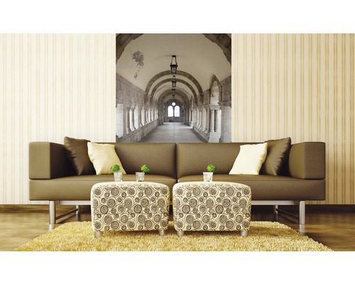 Obývací pokoj s pohovkou, polštáři, taburety a fototapetou s architektonickým motivem