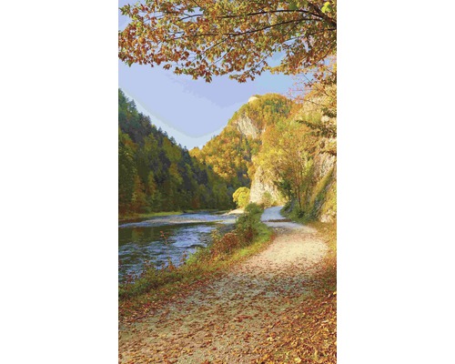 Podzimní krajina s řekou, horami a cestou