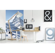 Pracovna se stolem, židlí, stojací lampou a fototapetou Matterhorn