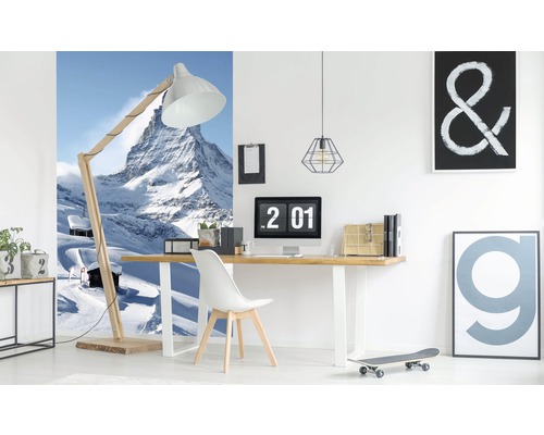 Pracovna se stolem, židlí, stojací lampou a fototapetou Matterhorn