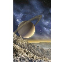 Ilustrace planety s prstenem nad skalnatou krajinou