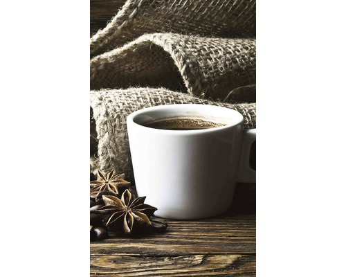 Šálek kávy s badyánem na dřevěném stole