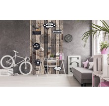 Dekorativní obývací pokoj s nástěnnou malbou v designu dřeva a nápisy