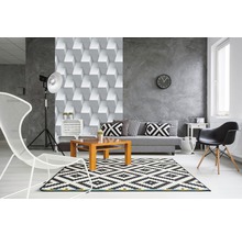 Moderní obývací pokoj s geometrickou tapetou a stylovým vybavením