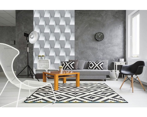 Moderní obývací pokoj s geometrickou tapetou a stylovým vybavením