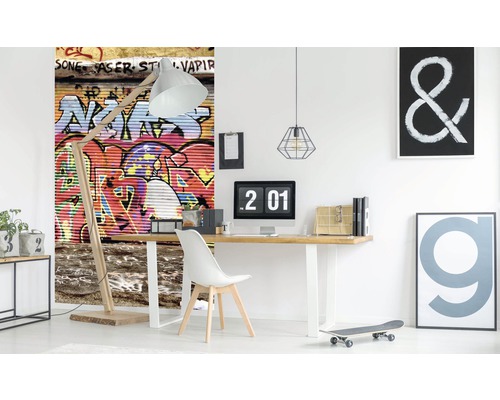 Kancelář se stolem, židlí, lampou a fototapetou s motivem graffiti