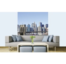 Nástěnná malba s panoramatem New Yorku nad posezením