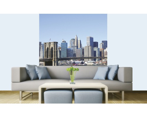 Nástěnná malba s panoramatem New Yorku nad posezením
