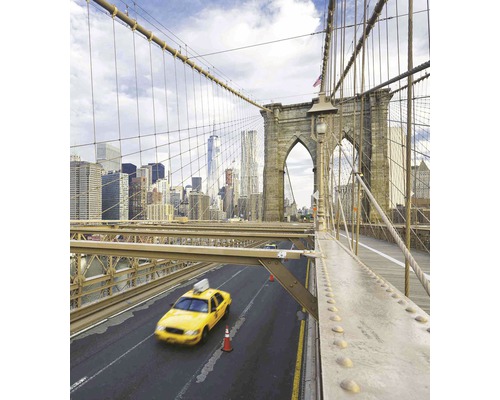 Pohled z Brooklynského mostu na panorama New Yorku se žlutým taxíkem na silnici