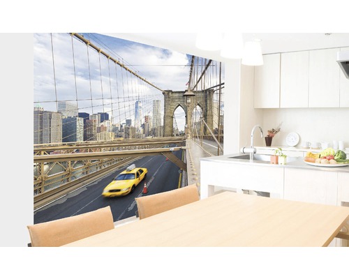 Světlá kuchyň s fototapetou Brooklynského mostu