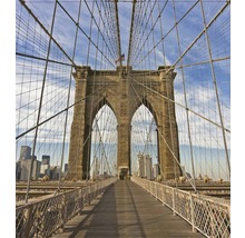 Brooklynský most s pěší cestou, kabely a panorama města v pozadí