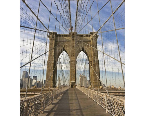 Brooklynský most s pěší cestou, kabely a panorama města v pozadí