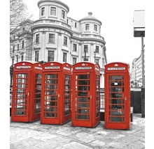 Řada červených telefonních budek v britském městě