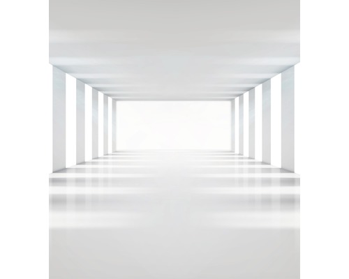 Světlá místnost se sloupy a hladkou podlahou