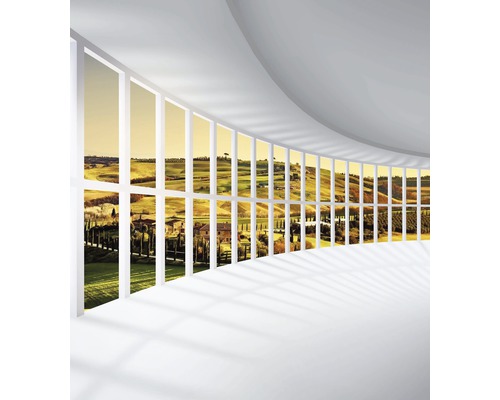 Fototapeta s toskánskou krajinou za bílými okny pro světlou a prostornou atmosféru.