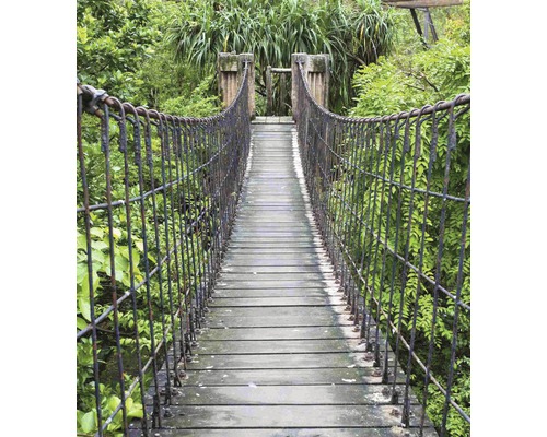 Dřevěný most s ocelovými lany v zahradě