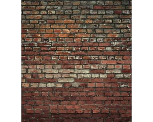 Cihlová zeď s viditelnými známkami používání