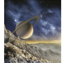 Ilustrace Saturnu a jeho prstenců nad skalnatou krajinou